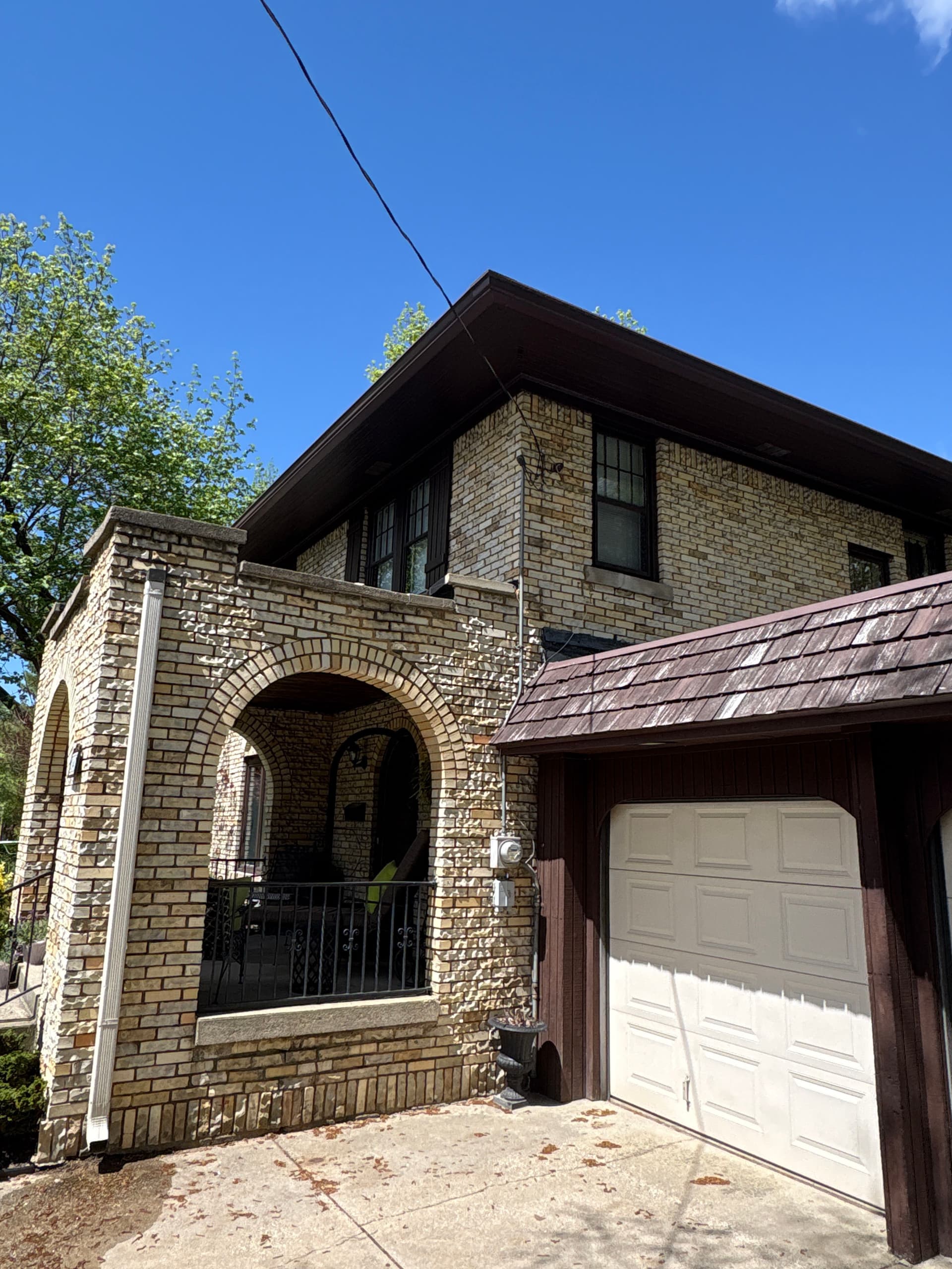 Gallery photos for Window Cleaning for a Retirement Celebration at This Beautiful Brick Home: Image #1
