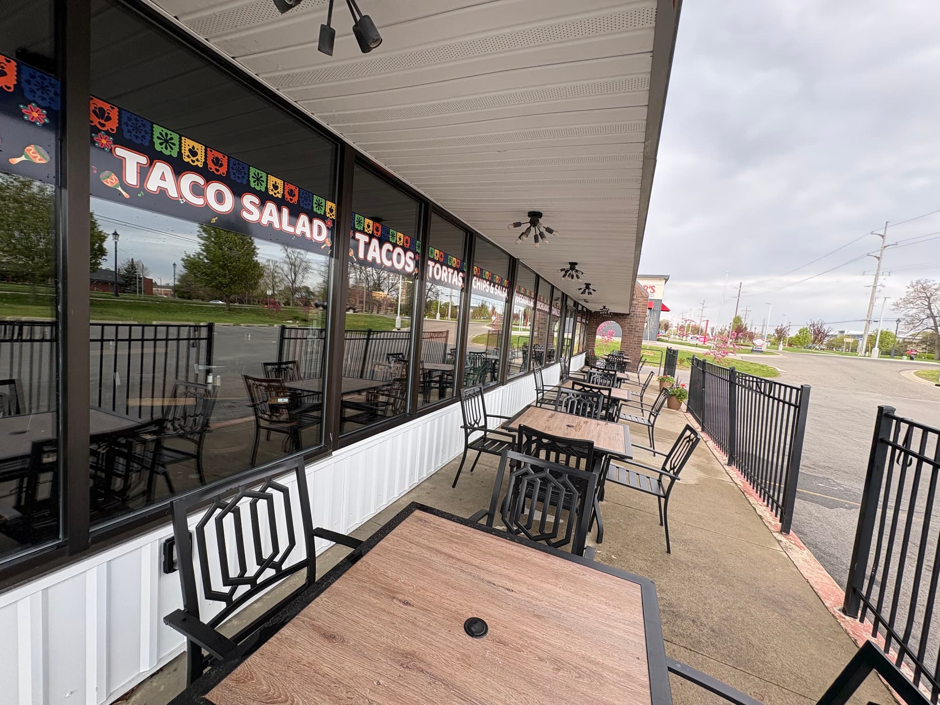 Gallery photos for Full Interior and Exterior Window Cleaning at Tacos El Cuñado: Image #1