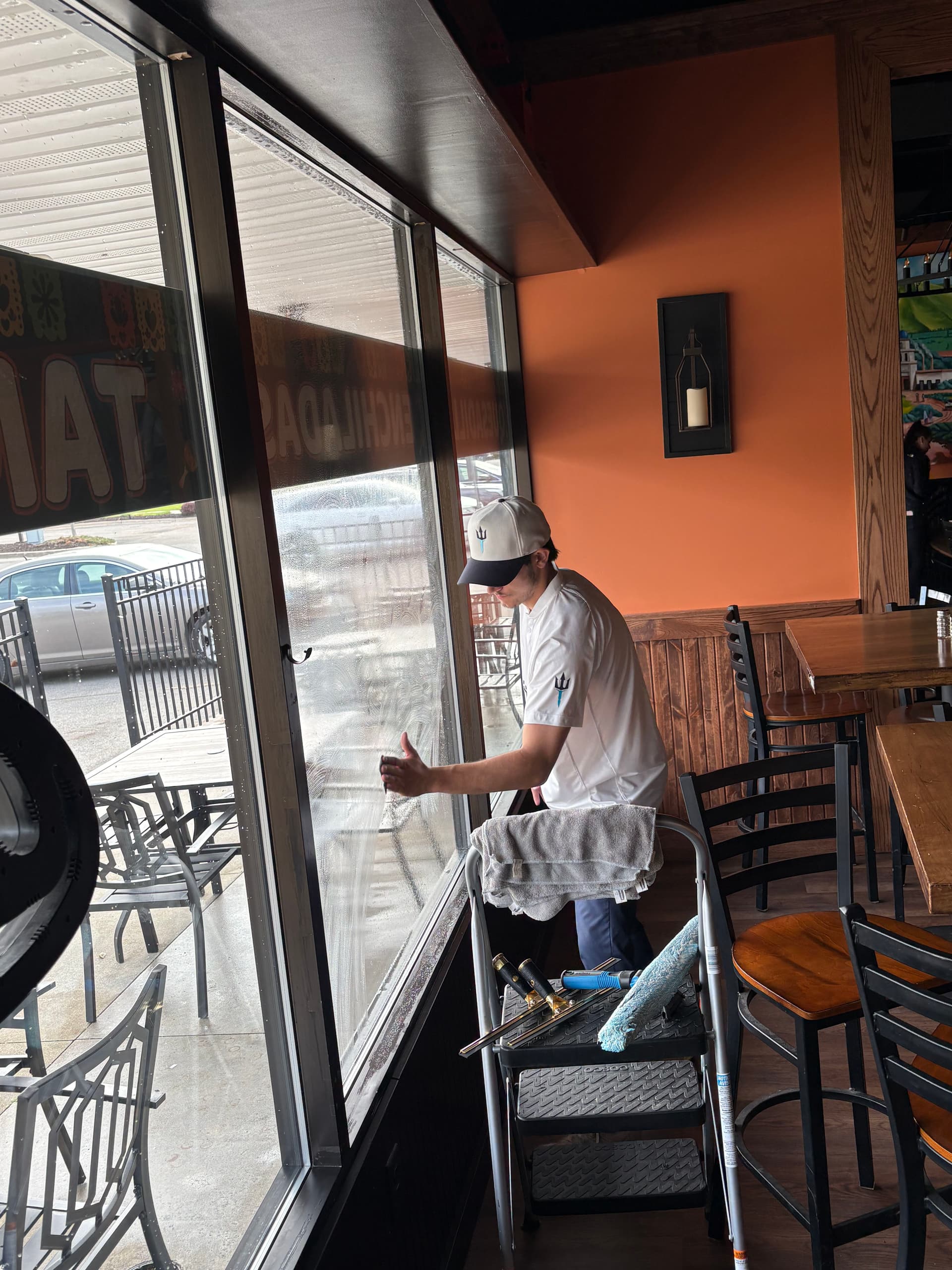 Gallery photos for Full Interior and Exterior Window Cleaning at Tacos El Cuñado: Image #3