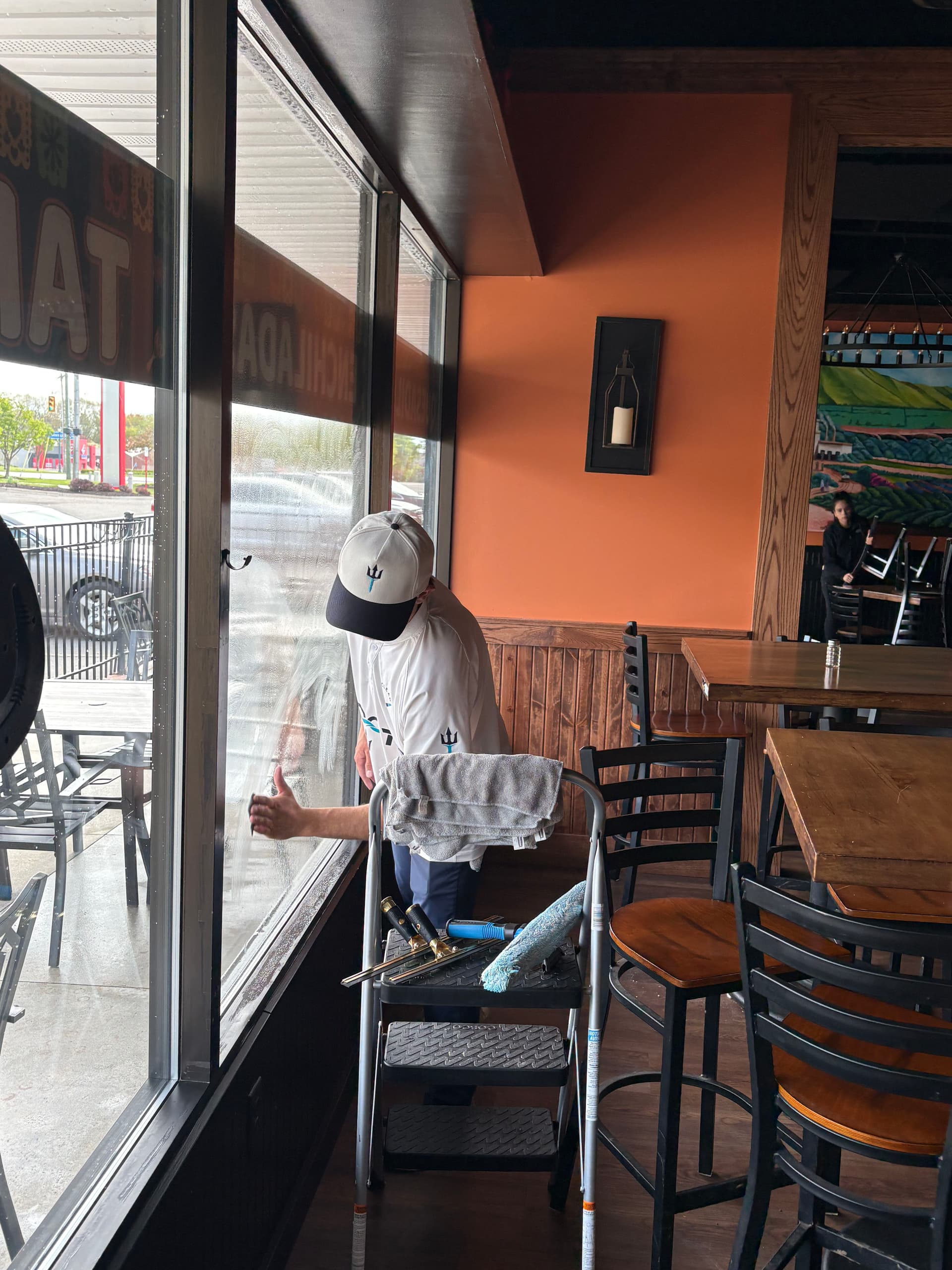 Gallery photos for Full Interior and Exterior Window Cleaning at Tacos El Cuñado: Image #5