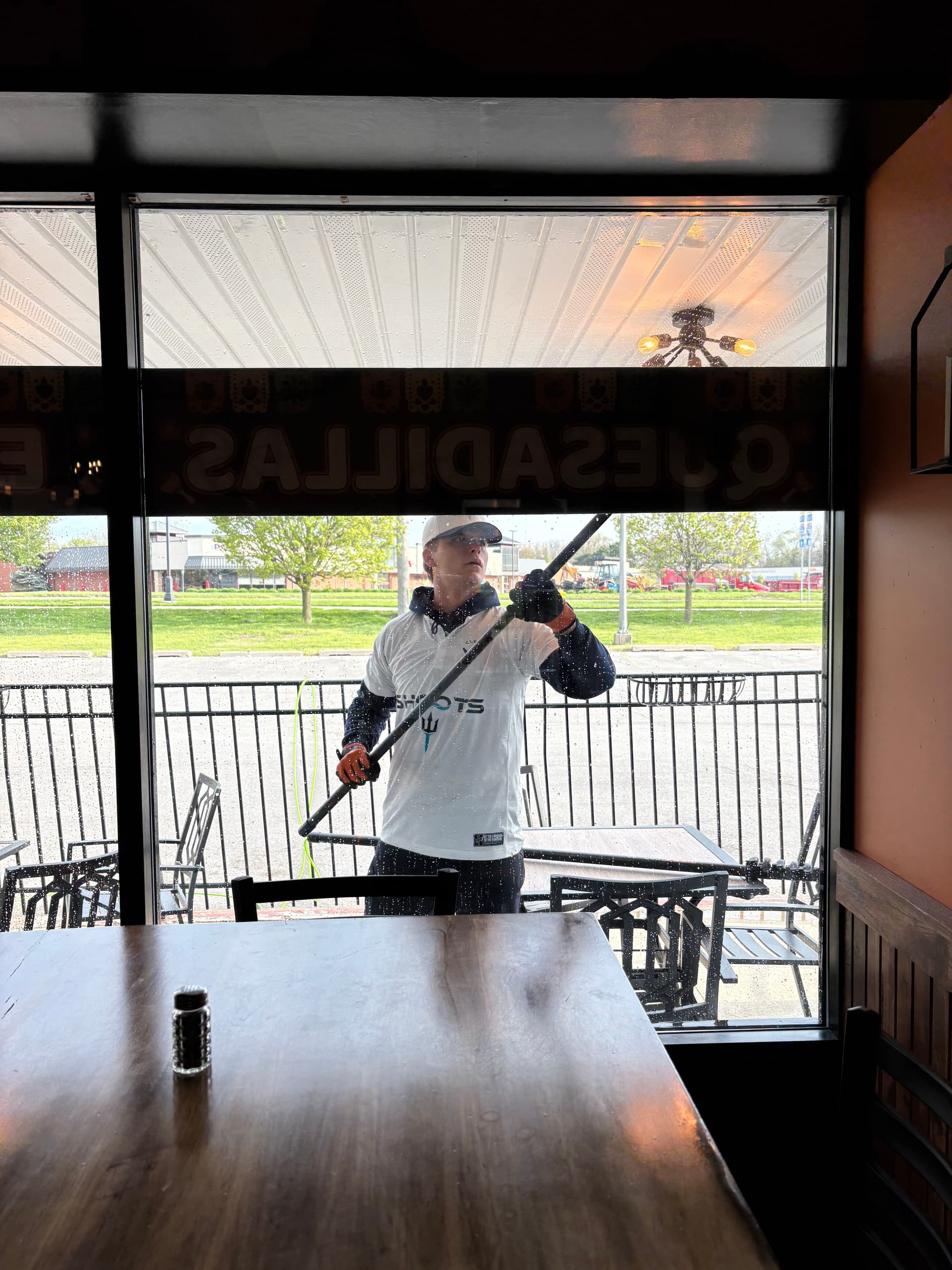 Gallery photos for Full Interior and Exterior Window Cleaning at Tacos El Cuñado: Image #4